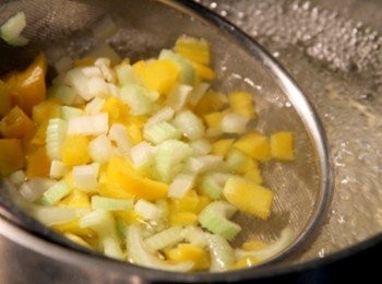 step1: 簡單的調理<span class="group_1">食材</span>，是地中海飲食的準則喔! 綠橄欖、西洋芹、黃椒、洋蔥、蘋果切小丁。馬鈴薯切成細絲備用，鍋中注入6分滿的水，水滾後將西洋芹、黃椒下鍋燙熟取出。