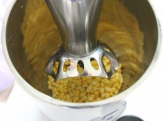 step2: 豆漿機設定成果汁模式放入甜玉米、水打成漿(可保留些顆粒增加口感)。