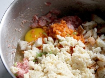 step2: 絞肉放入容器倒入米酒、胡椒粉、鹽拌勻入味。