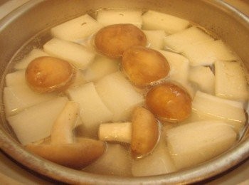 step4: 4.當電源調跳起時ˊ在外鍋再次添加半米杯水ˊ 並放入剩下的貢丸及新鮮香菇繼續燉煮