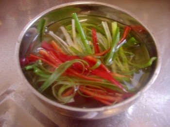 step7: 利用蒸煮的時間ˊ將蔥和辣椒用刀背拍扁切絲ˊ泡冷水中備用