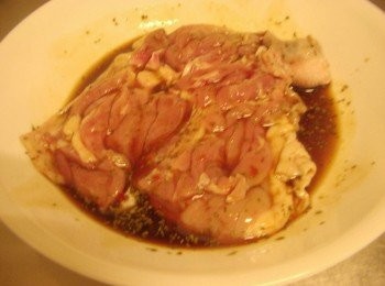step1: 去骨大雞腿擦乾水份ˊ用刀子在肉質厚的地方劃幾刀ˊ 然後用<span class="group_2">雞肉醃料</span>醃漬入味約20~30分鐘
