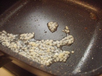 step7: 接著在鍋內放入少許黃金玄米油爆香蒜末