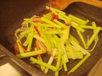 step3: 然後放入辣椒絲和芹菜略為拌炒一下