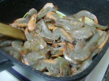 step4: 然後放入今天的主角大白蝦ˊ爆炒至表面均勻上色約2~3分鐘