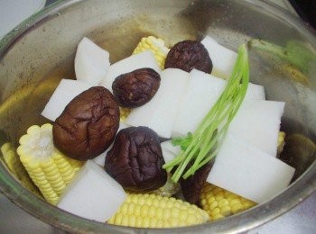 step2: 準備好內鍋ˊ將<span class="group_1">材料</span>一一擺入ˊ香菜留下葉子部分ˊ根部一同入鍋