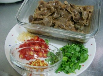 step4: 完成的雞珍略為劃刀切片ˊ蒜末2個ˊ辣椒2根ˊ香菜3株ˊ 切細末備用