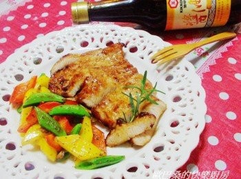 step8: 最後將松阪豬排和香料蔬菜組合擺盤即可