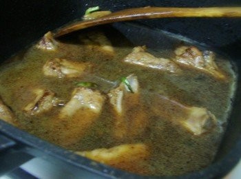 step5: 然後加入所有<span class="group_3">調味</span>和酌量的水煮滾ˊ 改以中小火悶煮30~40分鐘 (時間可依喜好的軟硬度自行調整)