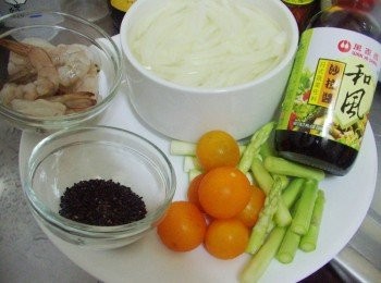 step1: 準備好所需<span class="group_1">材料</span>ˊ蝦子開背去腸泥ˊ洋蔥切細絲泡水冷藏ˊ 蘆筍洗淨切小段ˊ小蕃茄對半切備用