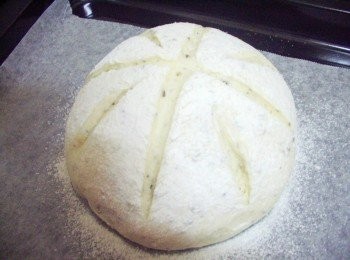 step2: 麵團表面噴點水ˊ放溫暖處進行最後發酵約45~50分鐘 (也可肉眼觀察ˊ當麵團變為原來1倍大即可ˊ) 表面灑上少許高筋麵粉(配方份量外) 並用利的刀子沾點水於麵包表面先劃十字線ˊ 再於四角各劃一刀ˊ送入已經事先預熱的烤箱ˊ 220度c烘烤20~22分鐘即可