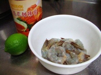 step3: 取出醃漬好蝦子ˊ備其搭配<span class="group_1">材料</span>