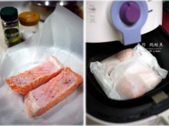 step1: 1.鮭魚洗淨、擦乾，二面均勻撒上鹽及義大利香料 2.用烘焙紙包起後，放入氣炸鍋180度10分鐘