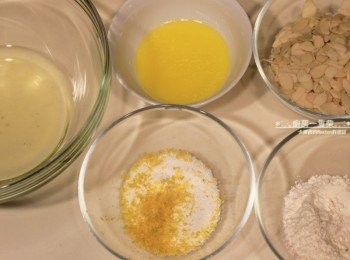 step1: 所有材料秤量好，無鹽奶油微波約30秒加熱融化。低筋麵粉用濾網過篩，細砂糖加入檸檬皮，以手搓出香氣。