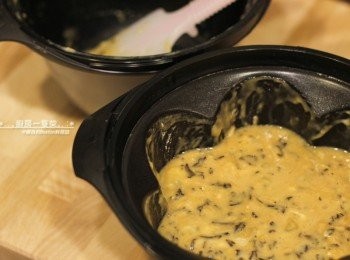 step6: 上下搖晃使所有材料混合(約20下/秒)後，打開烤模，以塑膠刮刀整理一下周圍的麵糊。 **拌完後倒入防沾材質的烤模或馬芬蛋糕杯烘烤也行，不一定要使用Kaiser這個模具。**