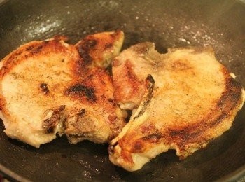 step3: 將豬排下鍋煎至表面酥脆, 食用時再搭配醬汁