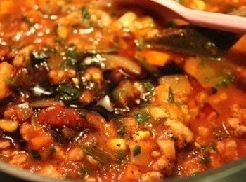 step3: 倒入義大利麵紅醬與水. 煮滾後, 用醬油/麻油/黑胡椒粉調味