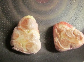 step4: 平底鍋放少許油煎飯糰至肉片呈金黃色