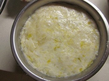 step6: 將米漿填入模型中,飯匙抺油壓平整