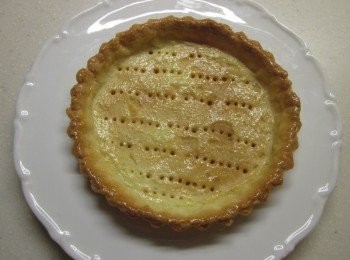 step6: 鋪一張錫箔紙放上重石或綠豆.米..等壓住塔皮,烤箱170度烤10分鐘,之後拿掉重石,再入烤箱烤8-10分鐘取出放涼,底部刷上杏桃果醬