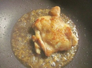 step5: 作法4.加入<span class="group_3">醬汁</span>,再放回雞腿排蓋鍋蓋以中小火悶煮約5分鐘(中途翻1-2次面)餘一些<span class="group_3">醬汁</span>即可盛起,可切一些高麗菜絲或美生菜絲鋪底裝飾