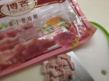 step3: 把博客培根切成丁.青葱切成葱花