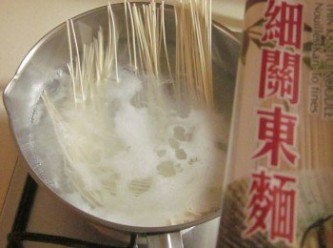 step2: 鍋中水滾後放入五木細關東麵煮至喜歡的Q 軟度(但保留一點點硬度,待會還要煎