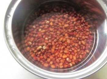 step1: 紅豆洗淨,用1.2杯量米杯的水泡6小時(水不要倒掉)