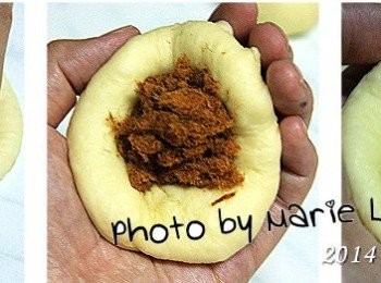 step5: 將鬆弛好的麵糰用手心肉壓成圓餅狀
像做包子般的手勢將麵糰輕握在手心裡
將餡料集中放進圓餅狀麵糰的中心
把周圍向中心捏合並揉成圓形即算完成
以相同的方式將八個麵糰都一一完成包餡