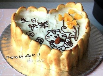 step13: 妝點好的蛋糕蓋上保鮮膜，連模一起放進冷凍
如果短時間內就要吃的話冰個半個小時即可取出脫模
若隔天才要吃的話可至隔天早上再脫模
脫模後放冰箱下層讓它慢慢解凍
或置於室溫解凍一、兩個小時後即可食用。

這是我生平的第二個手作蛋糕
脫模後的感覺還不差，蠻有那麼一點樣子的
事實上，《鳳梨乳酪慕斯餡》搭上《薄荷巧克力》真得超對味兒
果香混著巧克力的甜蜜；香濃的甜味中夾帶著些許的微酸
再加上薄荷味道在嘴裡擴散出的一股清涼，真的是超好吃的耶！

這次的《鳳梨乳酪慕斯蛋糕》可以說算是很成功喔！ YA！！