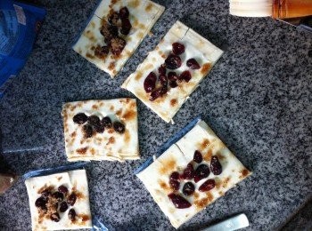 step1: 將急凍酥皮拿出每塊有膠紙格著,記住做完時最後才退去膠紙否則解凍後會黏著一團很難處理