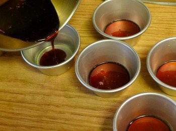 step3: 將焦糖糖焦均勻倒入布丁烤模(布丁烤模使用前請先塗上一層薄薄分量外的奶油，方便後續脫模用)