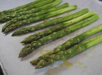 step1: 蘆筍削去外層粗皮，淋上橄欖油、海鹽及胡椒，於375℉/190℃烤箱中烤約20分鐘至金黃