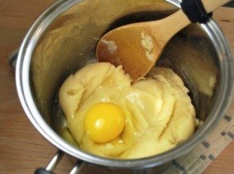 step5: 待麵團不燙手後，一次一點拌入雞蛋液，用木匙徹底攪拌均勻，使麵團吸進蛋液