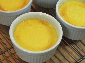 step13: 於350℉/175℃烤箱中烤30分鐘，至外圍凝固內圈軟嫩，在熱水中靜置10分鐘後取出放涼