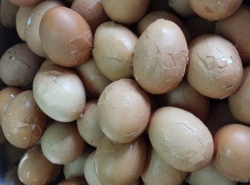 step2: 先將蛋烚熟，過冷河後，將蛋滾動至出現裂紋。