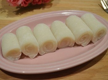step7: 然後再捲成長條狀，用刀切成合適的長度就可以。