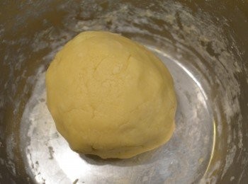 step6: 混合至無粉末狀，最後輕輕揉成光滑的麵糰。