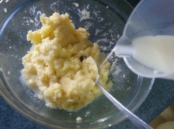 step5: 倒入牛奶不停攪拌