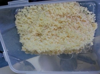 step11: 打碎後的蛋糕碎用密實盒裝起放雪櫃留昨第二日做topping layer覆蓋頂層時用