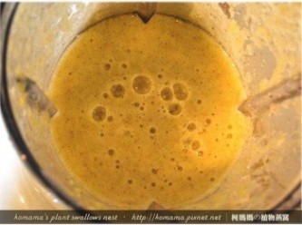 step4: 用果汁機將黑木耳養生露與鳳梨一起打成蔬果汁。