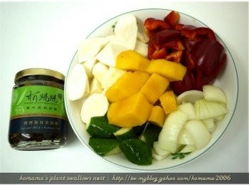 step1: 準備青檸酸辣黑菇醬、芒果、洋蔥、甜椒、筊白筍與小黃瓜等<span class="group_1">食材</span>。