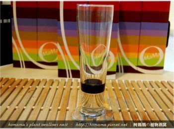 step6: 取一玻璃杯，先在杯底倒入適量的黑糖漿。