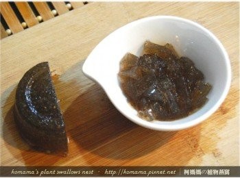 step5: 將黑木耳健康凍自容器中取出後，分切成長寬約1公分的塊狀。