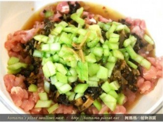 step5: 把青江菜梗切成小塊狀後，也放入至小碗。