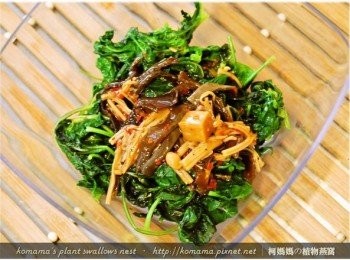 step5: 將青檸酸辣黑菇醬也放入碗中，並淋上些許醬汁。