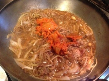 step3: 同鍋加入調味料及泡菜煨煮。