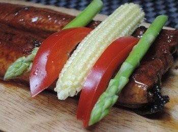 step3: 在退冰的蒲燒鰻上鋪上切條的蔬菜(一片蒲燒鰻可以做兩捲)