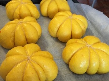 step6: 包好餡後，用浸了油的棉繩輕力包住麵團（作用是防止焗後棉繩黏實麵團，難以拎走），紮成八字型。其實好似美心綁西餅盒咁，對角十字每綁一綁，就twist一下（擰一擰90度），再對角十字綁一綁。最後綁實一個死結即可。然後不要紮得太實，也不要太鬆，僅僅紮實即可。