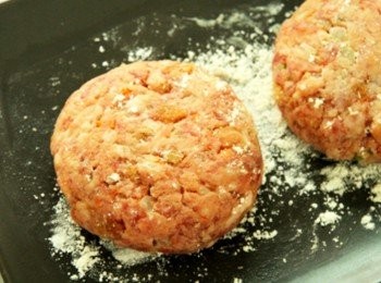 step3: 絞肉接續加入麵包碎、紅蘿蔔碎、香菜碎、黃豆渣、蛋、炒香洋蔥，充份攪拌均勻，用些力道將肉攪拌出黏性後，取約拳頭大小於兩手中來回拋成球狀，盤中灑些麵粉放入用手壓成肉排狀。